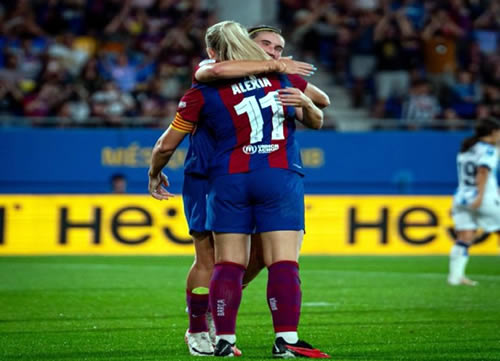 Abrazo entre las jugadoras Alexa Putellas y Mariona